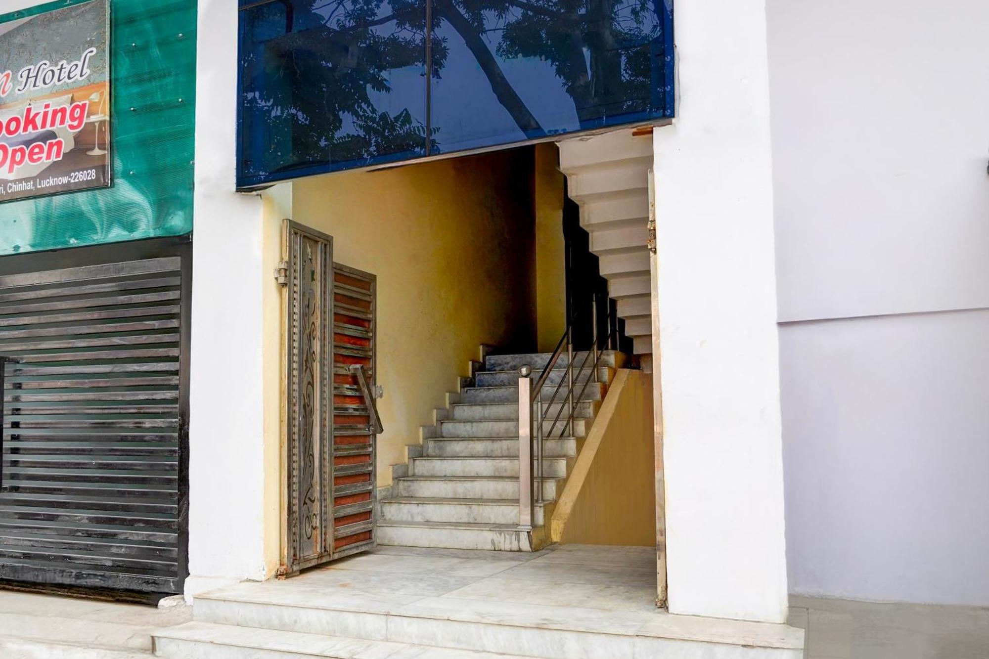 Super Collection O Govind Vihar Matiyari Formerly Saffron Chinhat Exterior photo